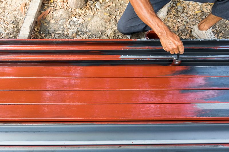 Ręczna metoda nakładania farby do dachu sprawdza się w trudno dostępnych lub niedokładnie oczyszczonych miejscach.